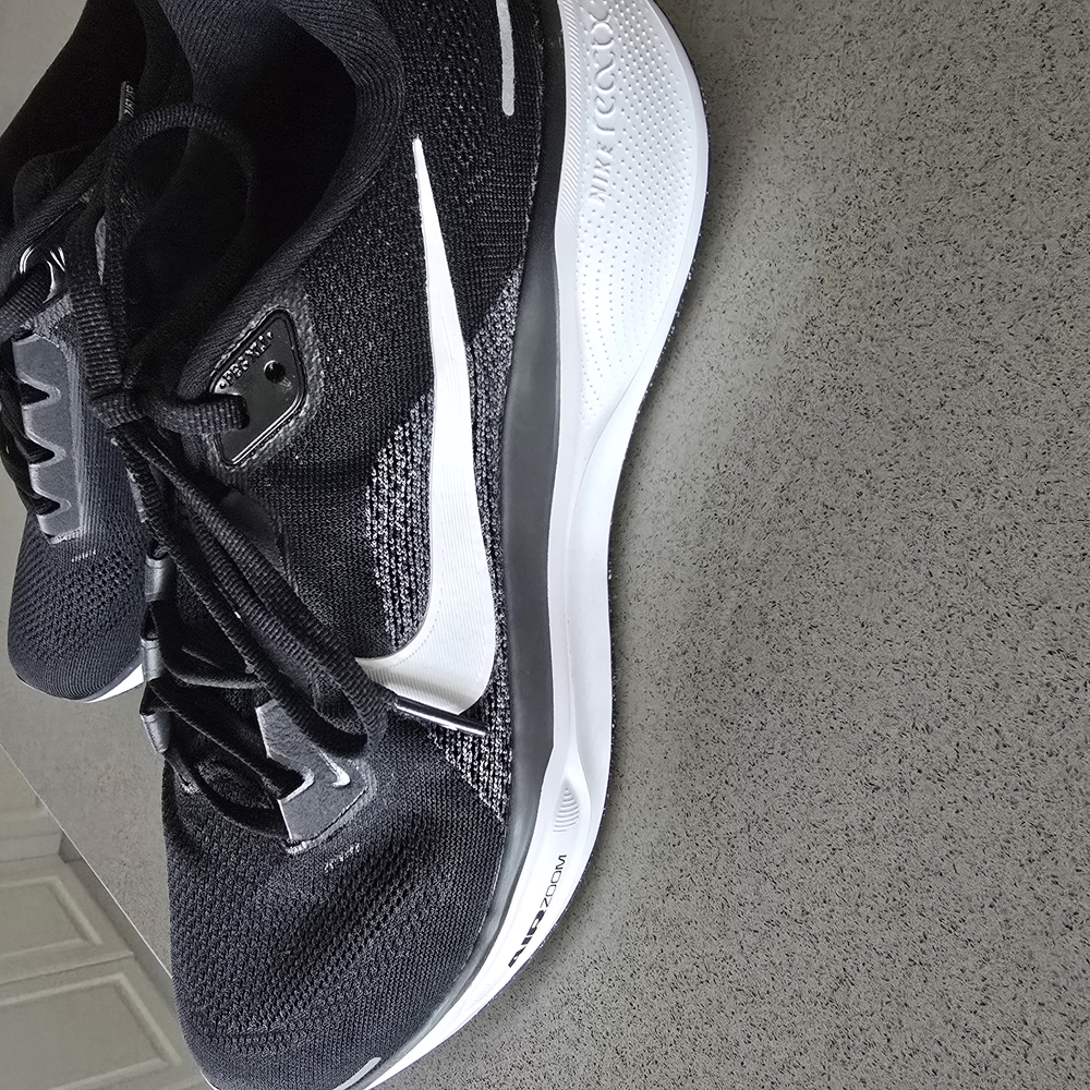 Nike Men's Black and White Running Shoes